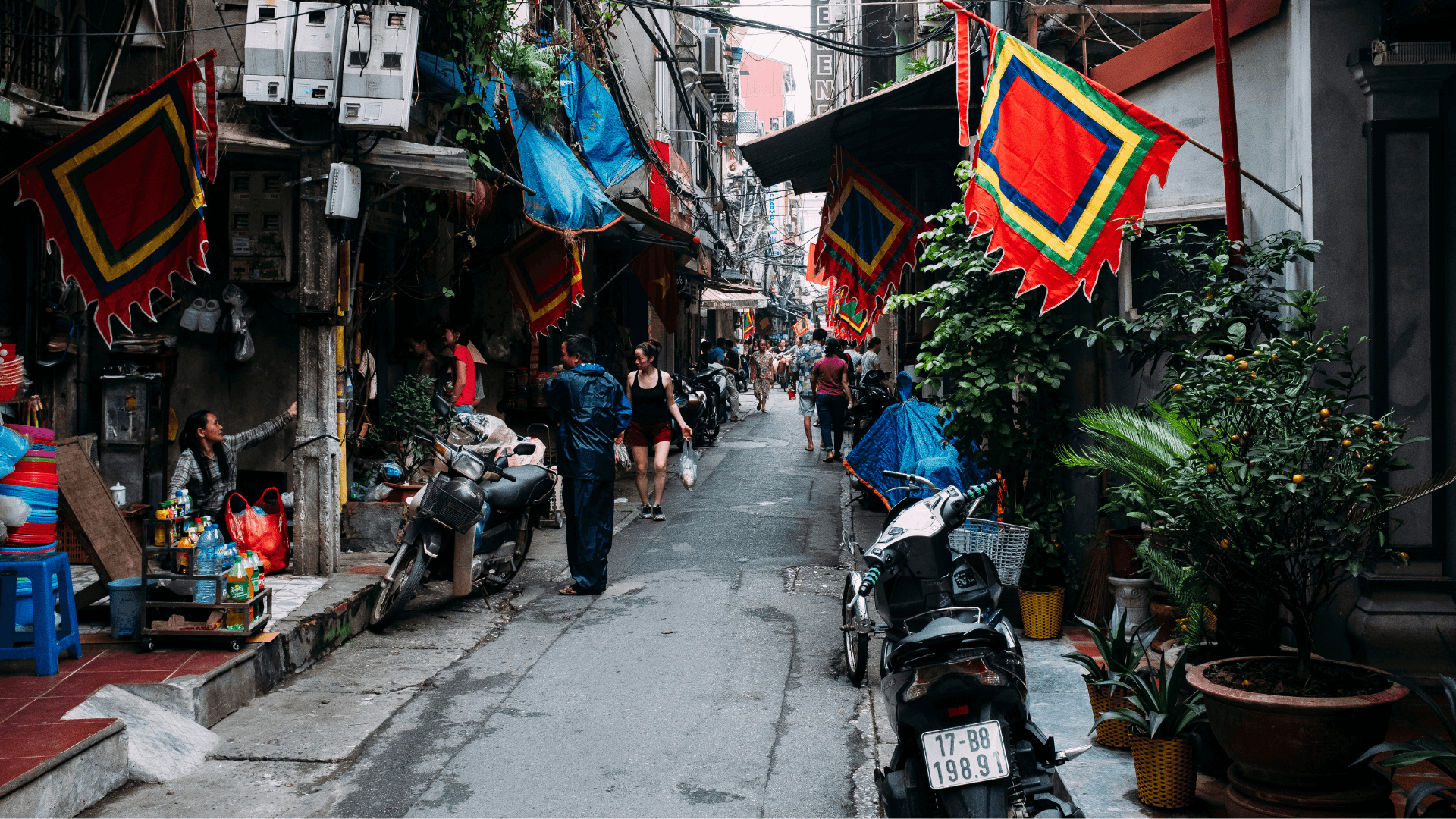 narrow alleys in Vietnam.png